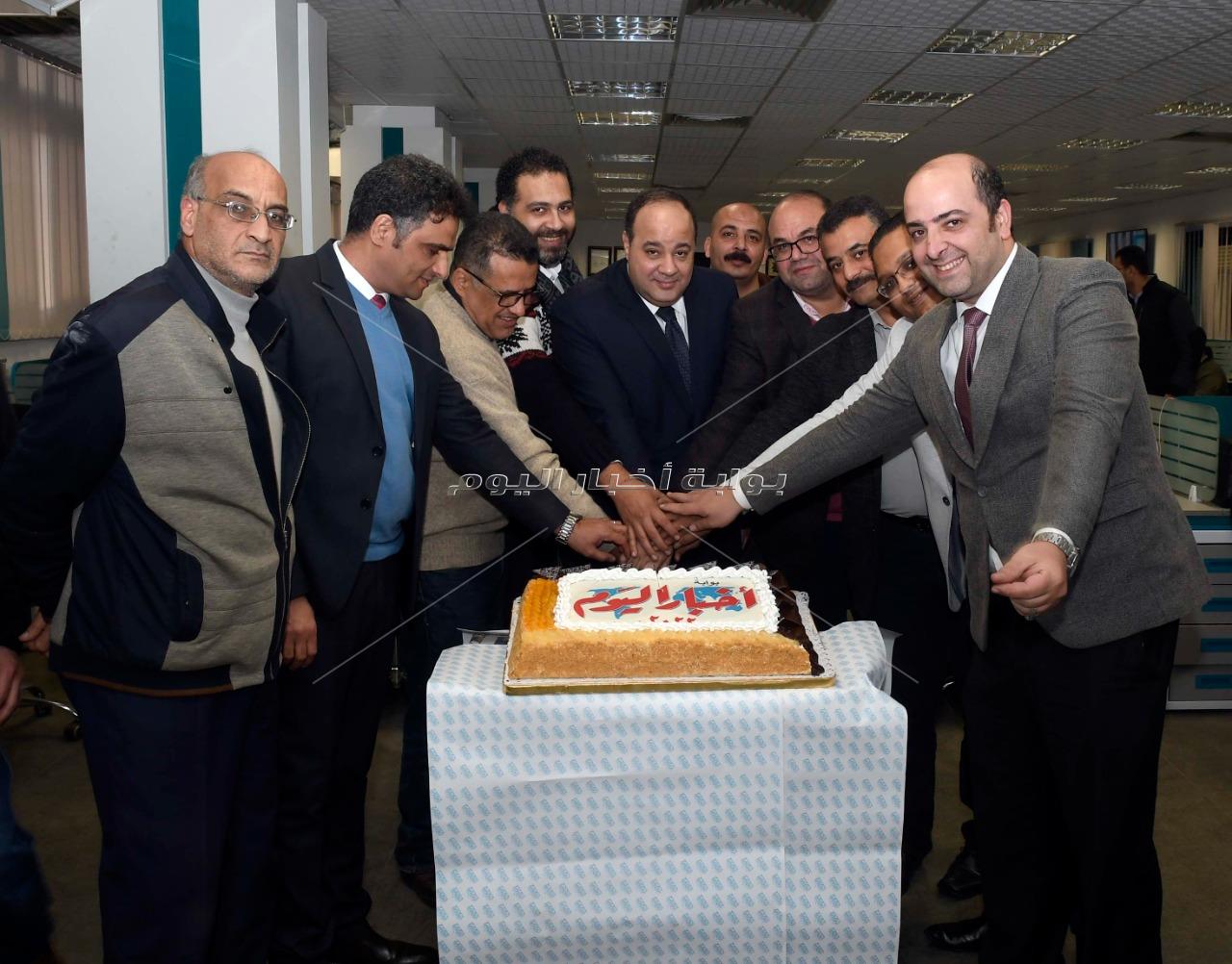الكاتب الصحفي أحمد جلال يحتفل بالعام الجديد وسط الصحفيين بـ«بوابة أخبار اليوم»