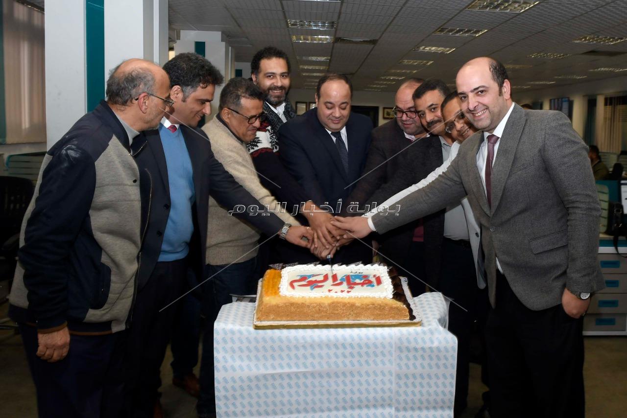 الكاتب الصحفي أحمد جلال يحتفل بالعام الجديد وسط الصحفيين بـ«بوابة أخبار اليوم»