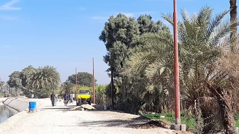 تركيب خطوط الانحدار الرئيسية للصرف الصحى بمنطقة أبو حروقه بالطود وربطها بالشوارع الفرعية  