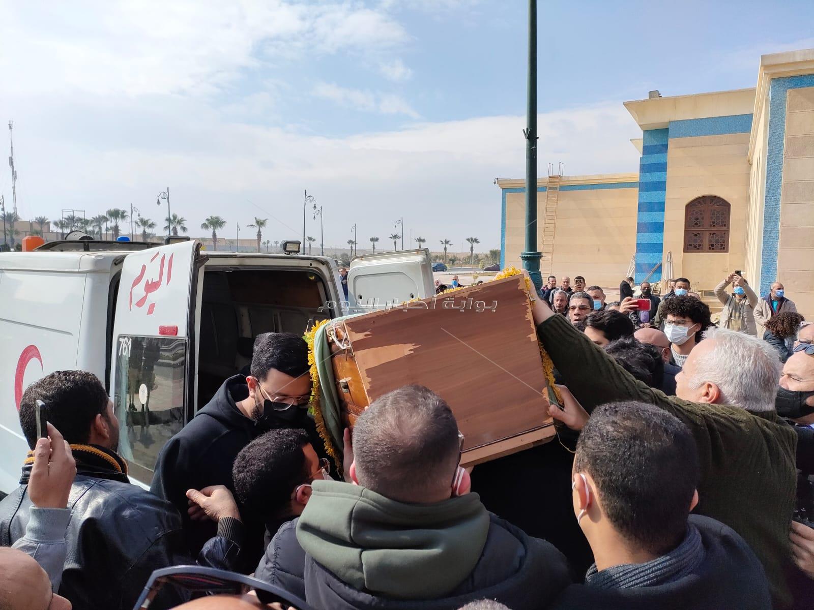 وصول جثمان الكاتب الصحفي الكبير ياسر رزق لمسجد المشير 