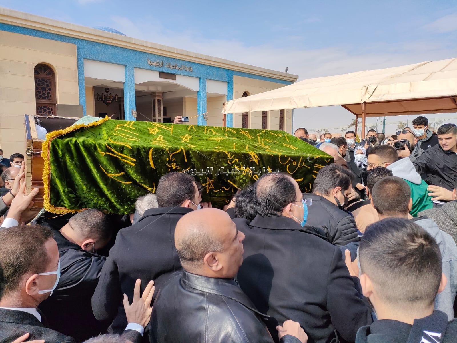 وصول جثمان الكاتب الصحفي الكبير ياسر رزق لمسجد المشير 