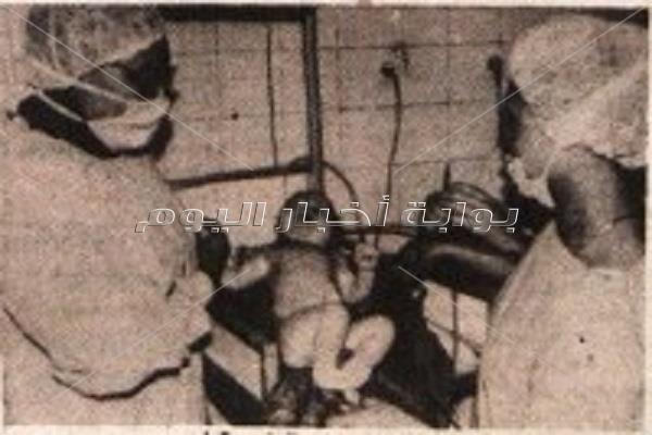 «قُبلة» ياسر رزق على جبين أول طفلة أنابيب بمصر