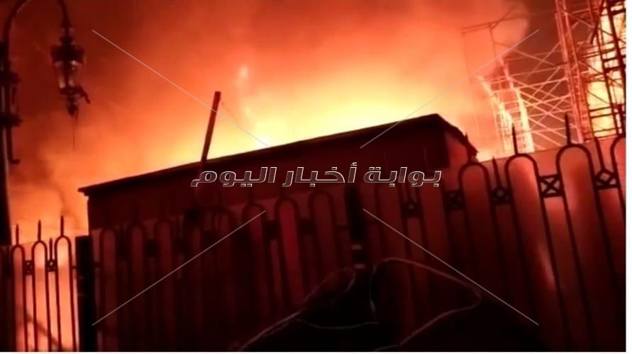 ننشر الصور الأولي لحريق عقار أمام مسجد الحسين 