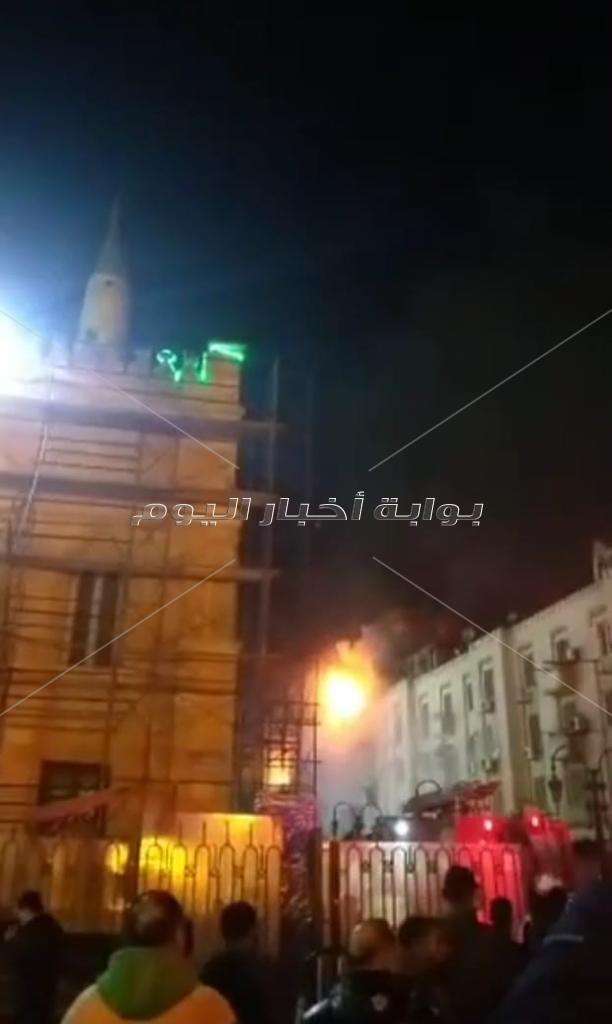 ننشر الصور الأولي لحريق عقار أمام مسجد الحسين 