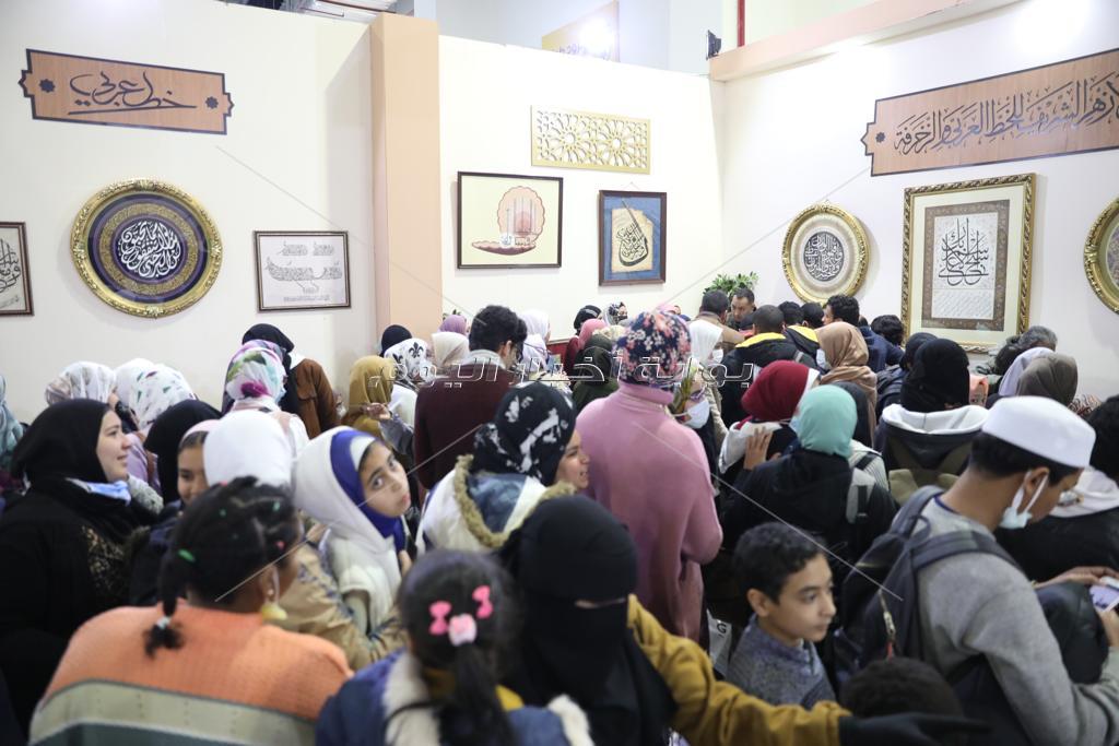  المعاهد الأزهرية والخط العربي الأكثر جذبا بمعرض القاهرة الدولي للكتاب