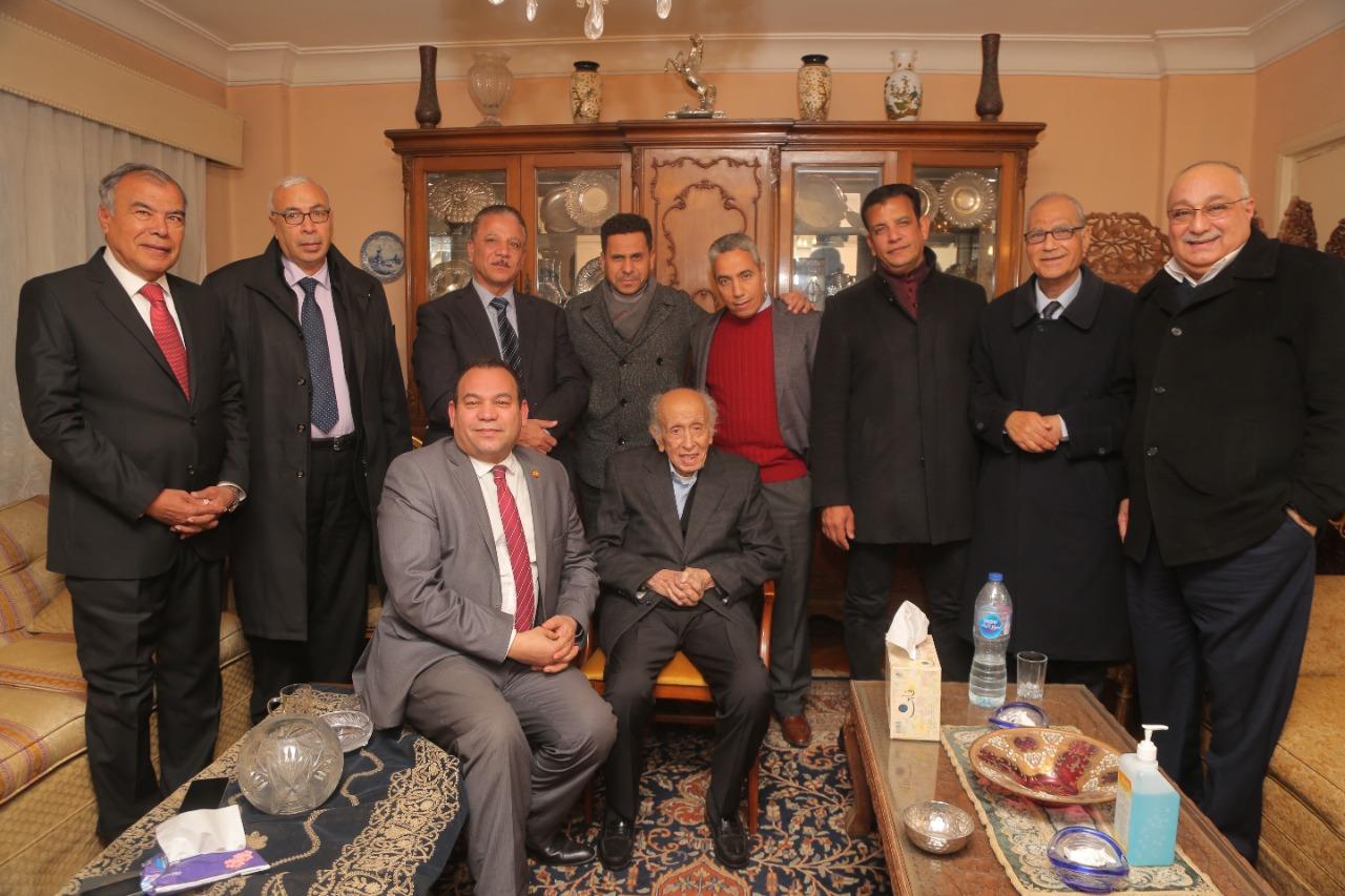 صحفيون و إعلاميون وكتاب يحتفلون بعيد الميلاد ال 98 الكاتب الصحفى  الكبير الأستاذ محمد عبدالجواد 