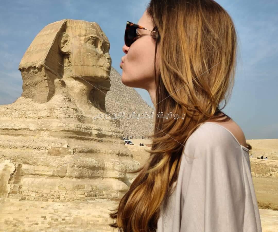 أبو الهول في عيد الحب... اكثر تمثال آثري تم تقبيله من سياح العالم |صور