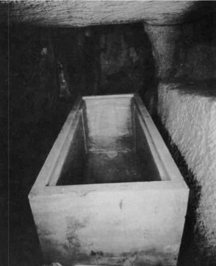 قصة مثيرة خلال اكتشاف مقبرة الملكة "حتب حرس".. تعرف عليها