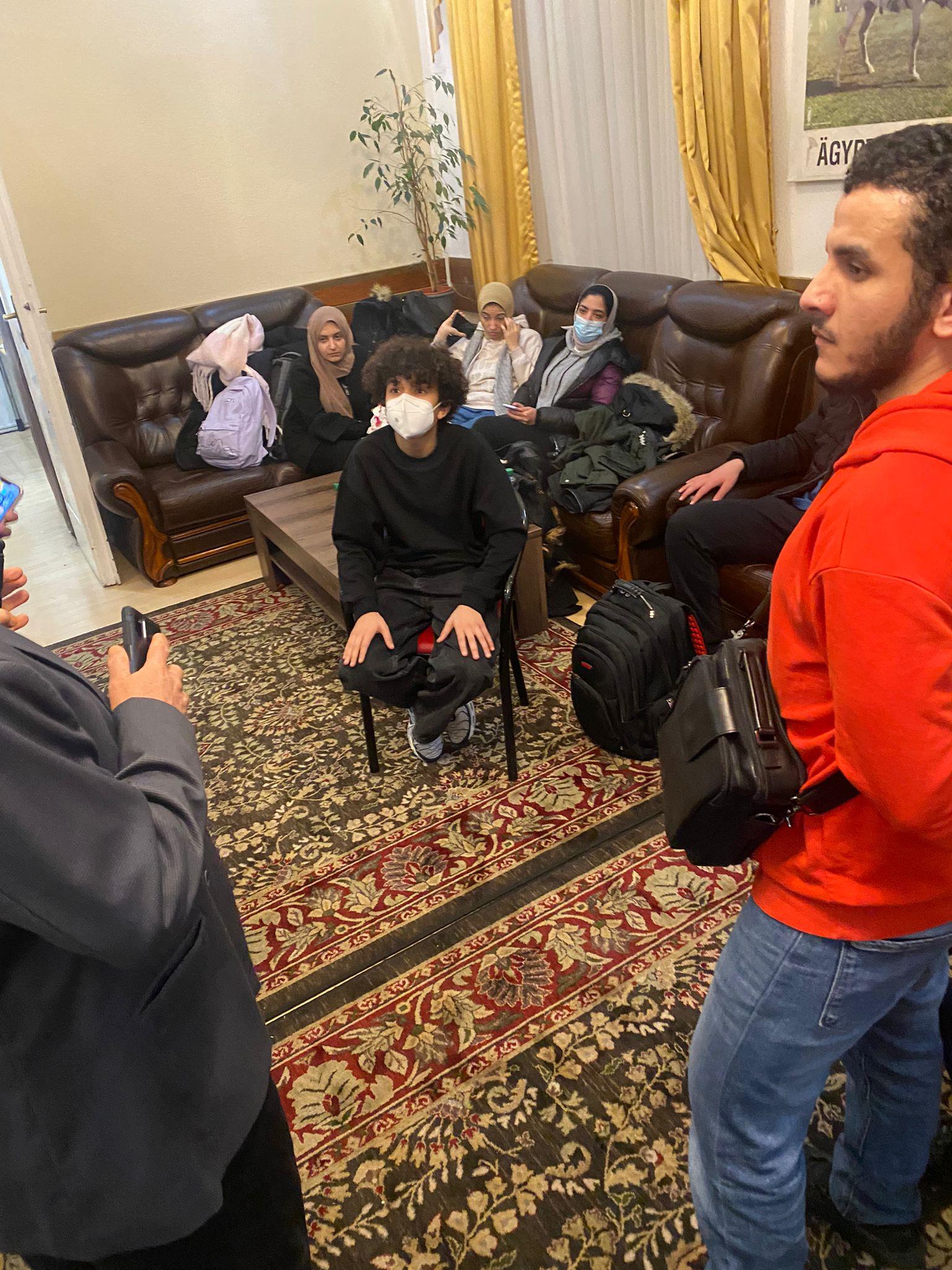 صور| المصري الفائز بشخيصة العام بالنمسا يستقبل الطلاب النازحين من أوكرانيا