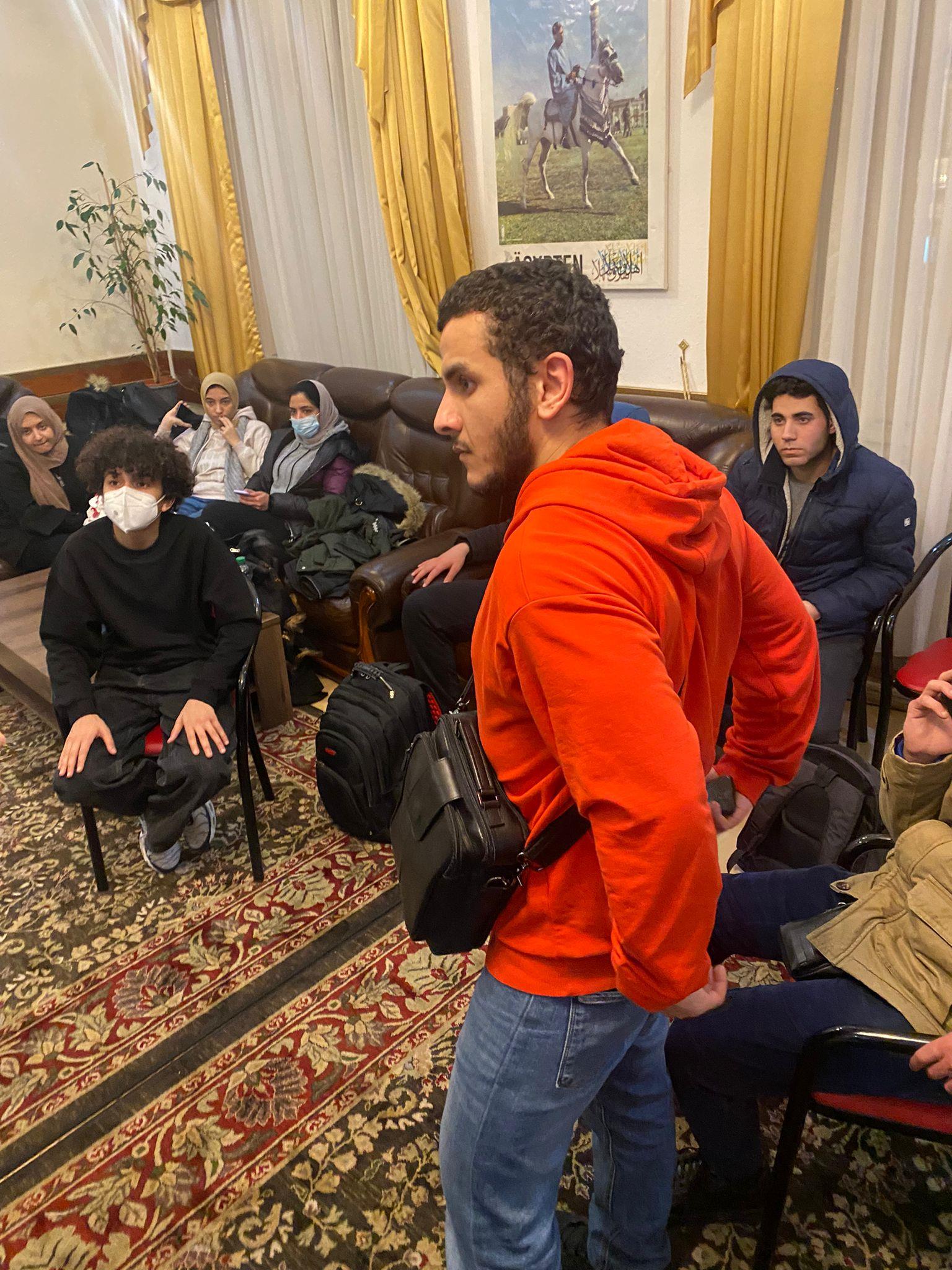 صور| المصري الفائز بشخيصة العام بالنمسا يستقبل الطلاب النازحين من أوكرانيا