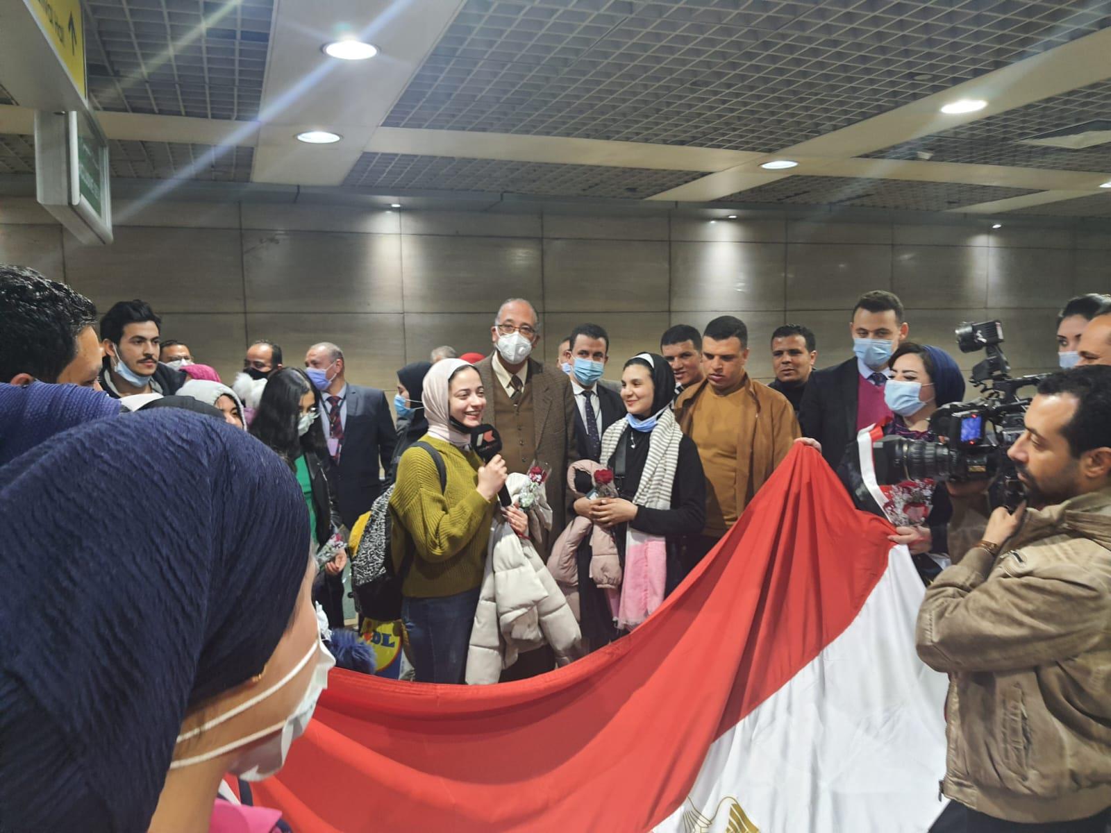 المطار يستقبل الطلاب العائدين بالعلم المصرى و احتفالية خاصة لوصولهم ارض الوطن 