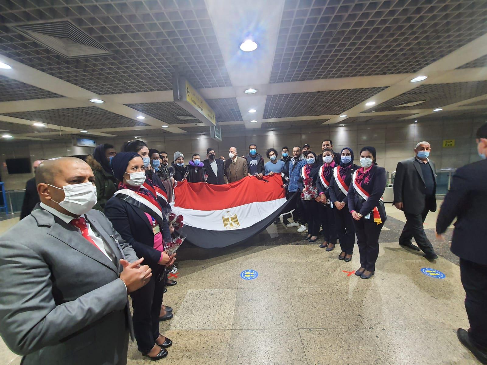المطار يستقبل الطلاب العائدين بالعلم المصرى و احتفالية خاصة لوصولهم ارض الوطن 