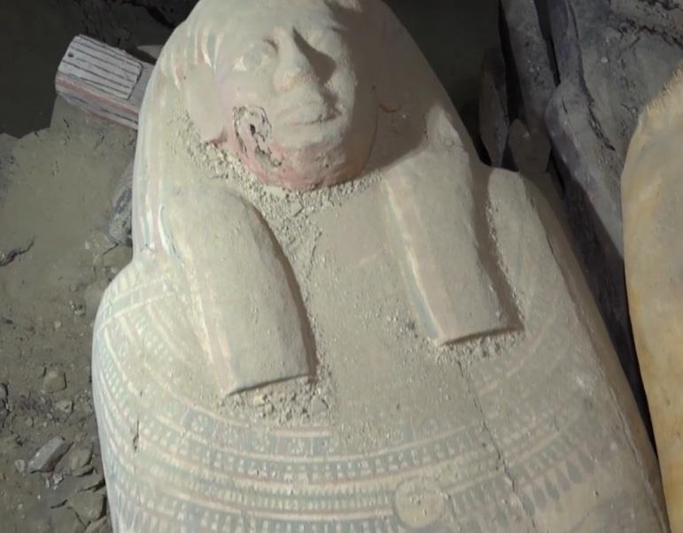 بعد عثورها على بئر يحوى 300 تابوتاً.. البعثة المصرية للآثار تواصل حفائرها بسقارة| صور