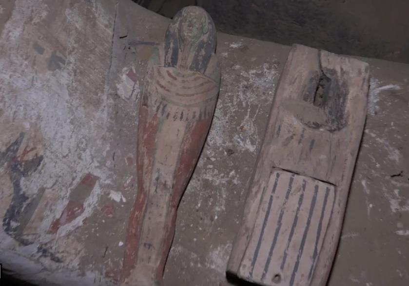 بعد عثورها على بئر يحوى 300 تابوتاً.. البعثة المصرية للآثار تواصل حفائرها بسقارة| صور