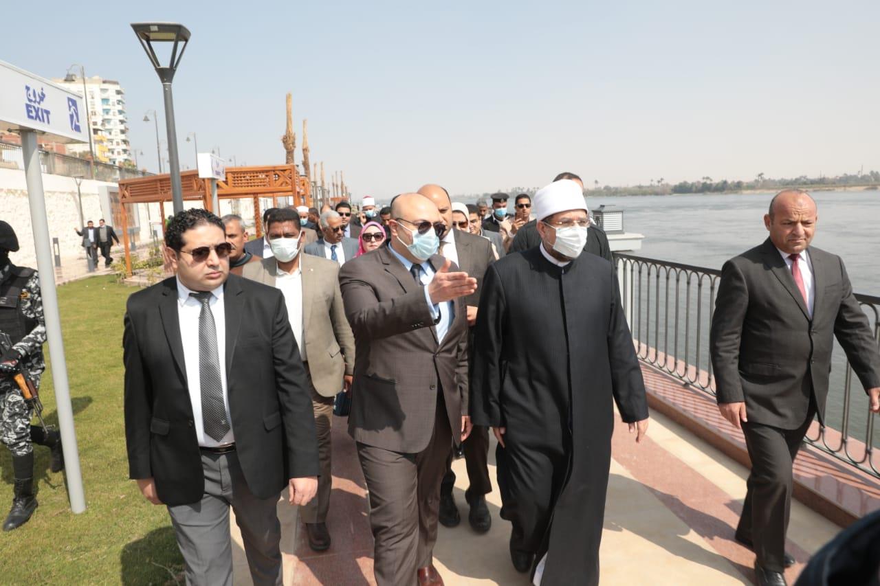 وزير الأوقاف ومحافظ بني سويف يتفقدان كورنيش النيل السفلي بعد تطويره