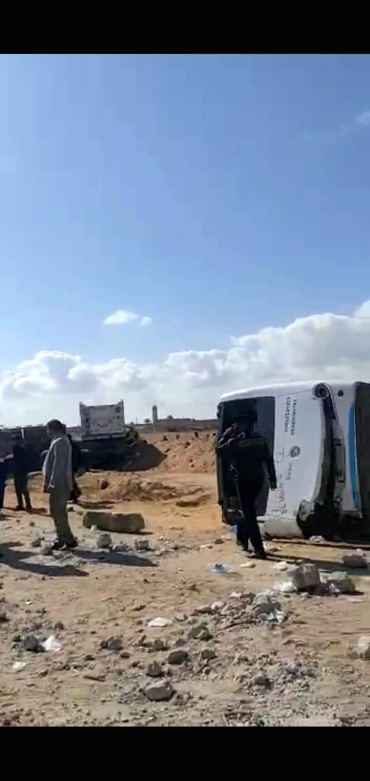 إصابة  22 شخصا إثر إصطدام سيارة نقل باتوبيس خاص وإنقلابه  بصحراوى البحيرة