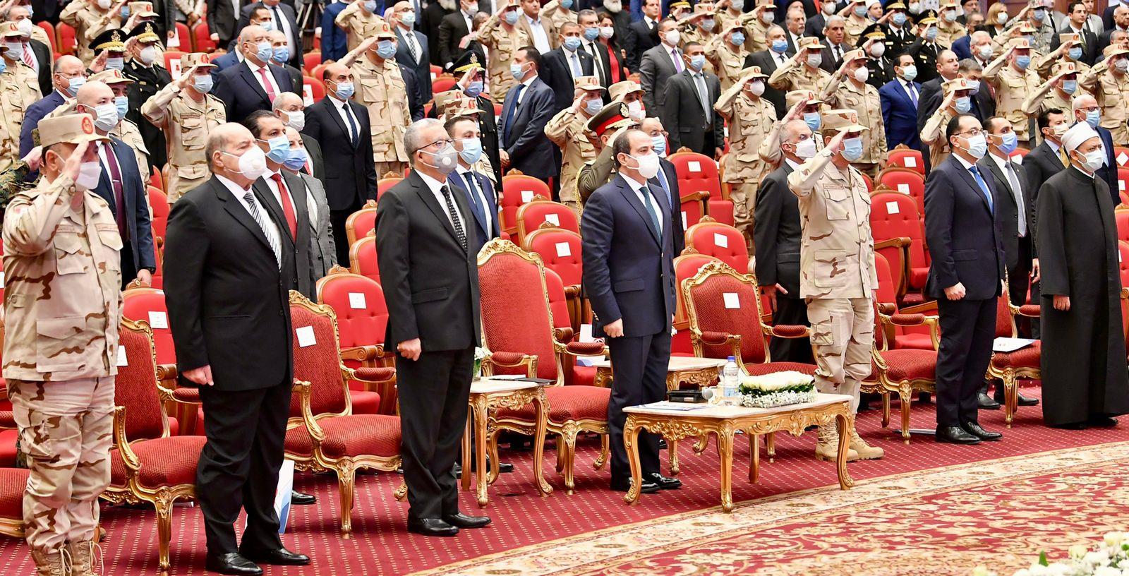الرئيس السيسي يكرم عددًا من أسر الشهداء والمصابين في يوم الشهيد 