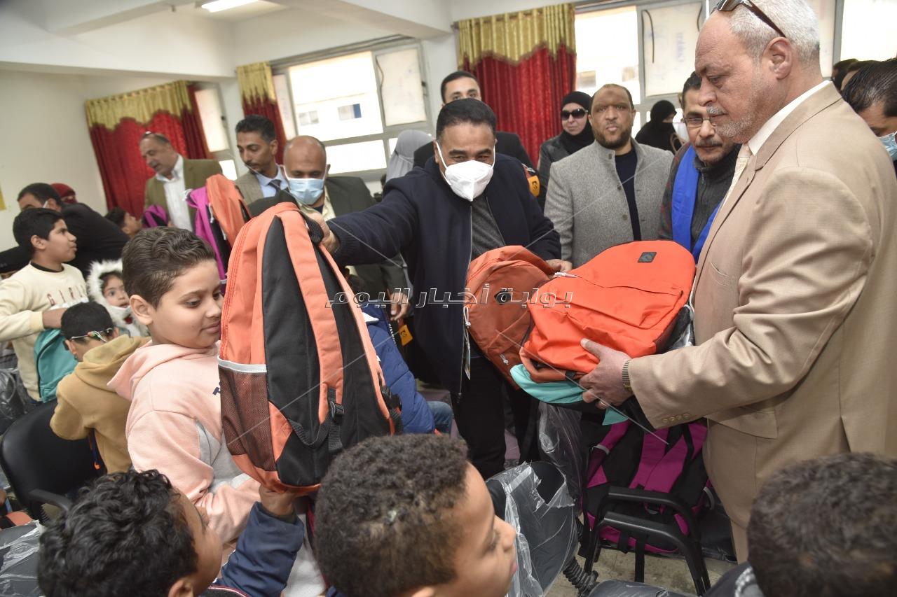 محافظ مطروح يسلم 150 حقيبة مدرسية للطلاب 