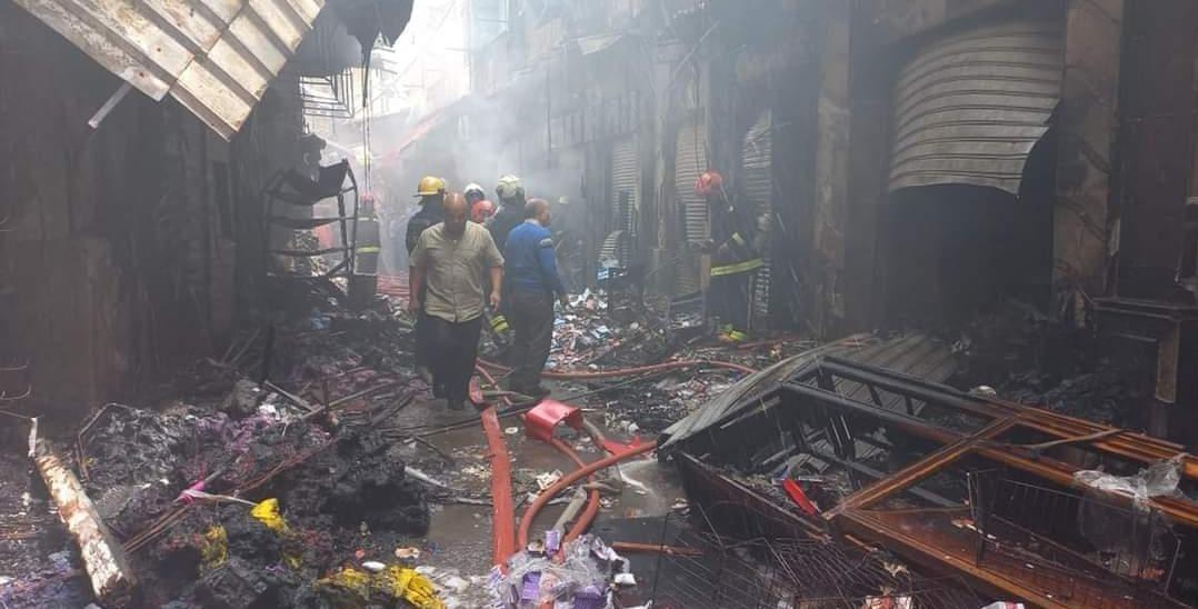 عقارين و5 محال .. خسائر بالجملة في حريق سوق المنشية بالإسكندرية| صور 