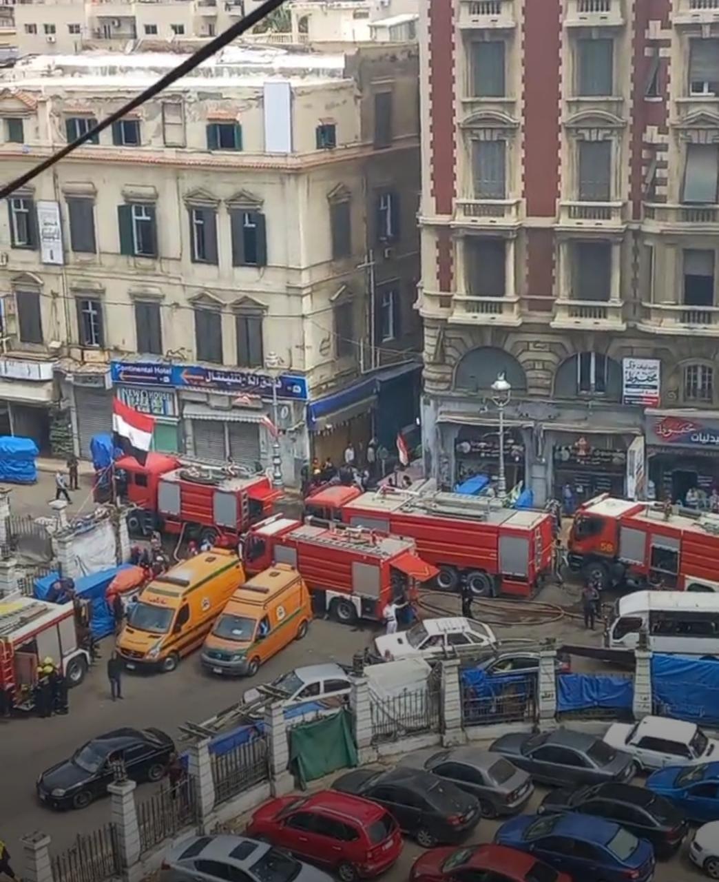 عقارين و5 محال .. خسائر بالجملة في حريق سوق المنشية بالإسكندرية| صور 