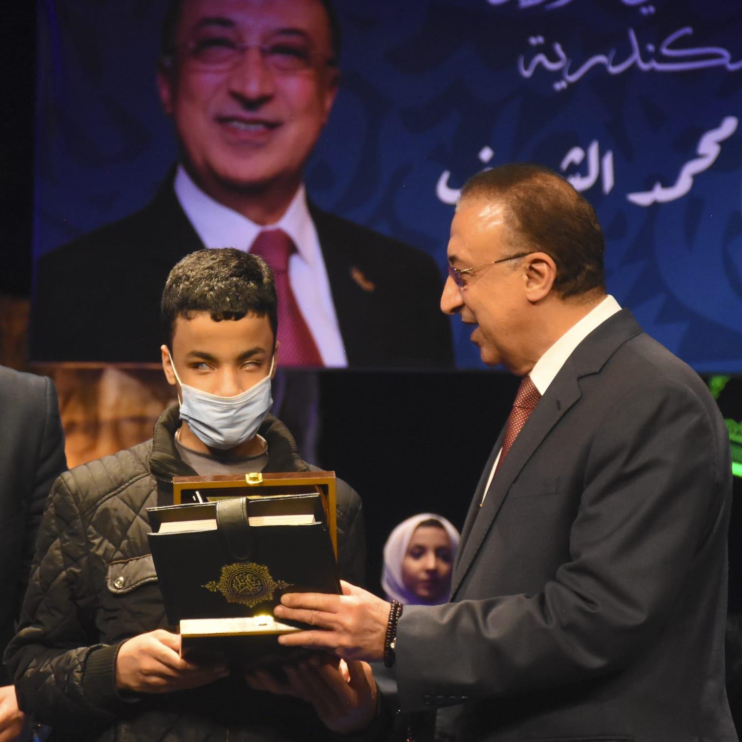 محافظ الإسكندرية يكرم حفظة القرآن الكريم من أبناء الثغر في احتفالية ليلة القدر  