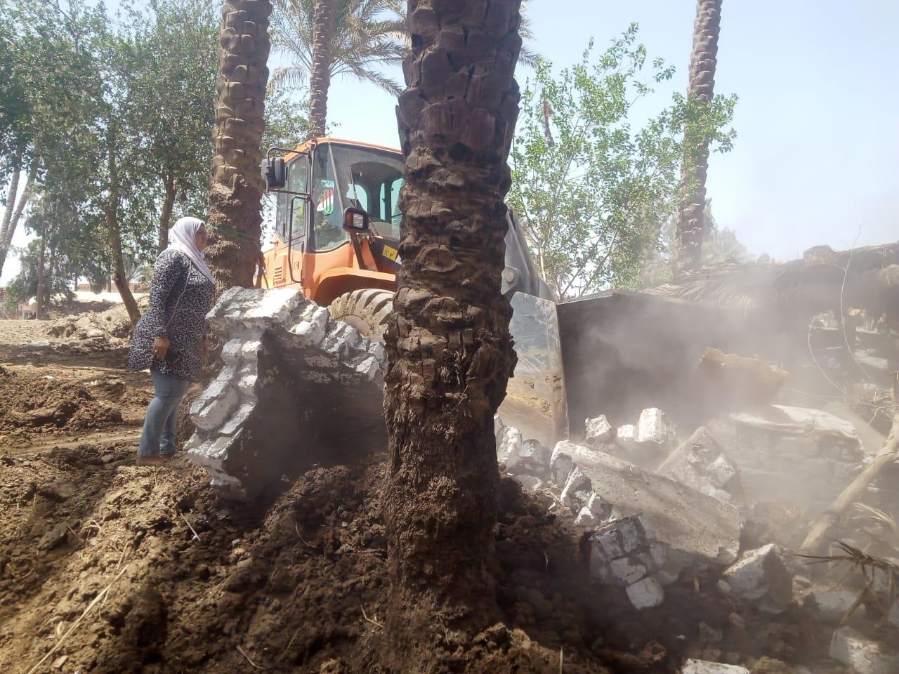إزالة مقابر مخالفة في المهد بقرية طحانوب بشبين القناطر في القليوبية