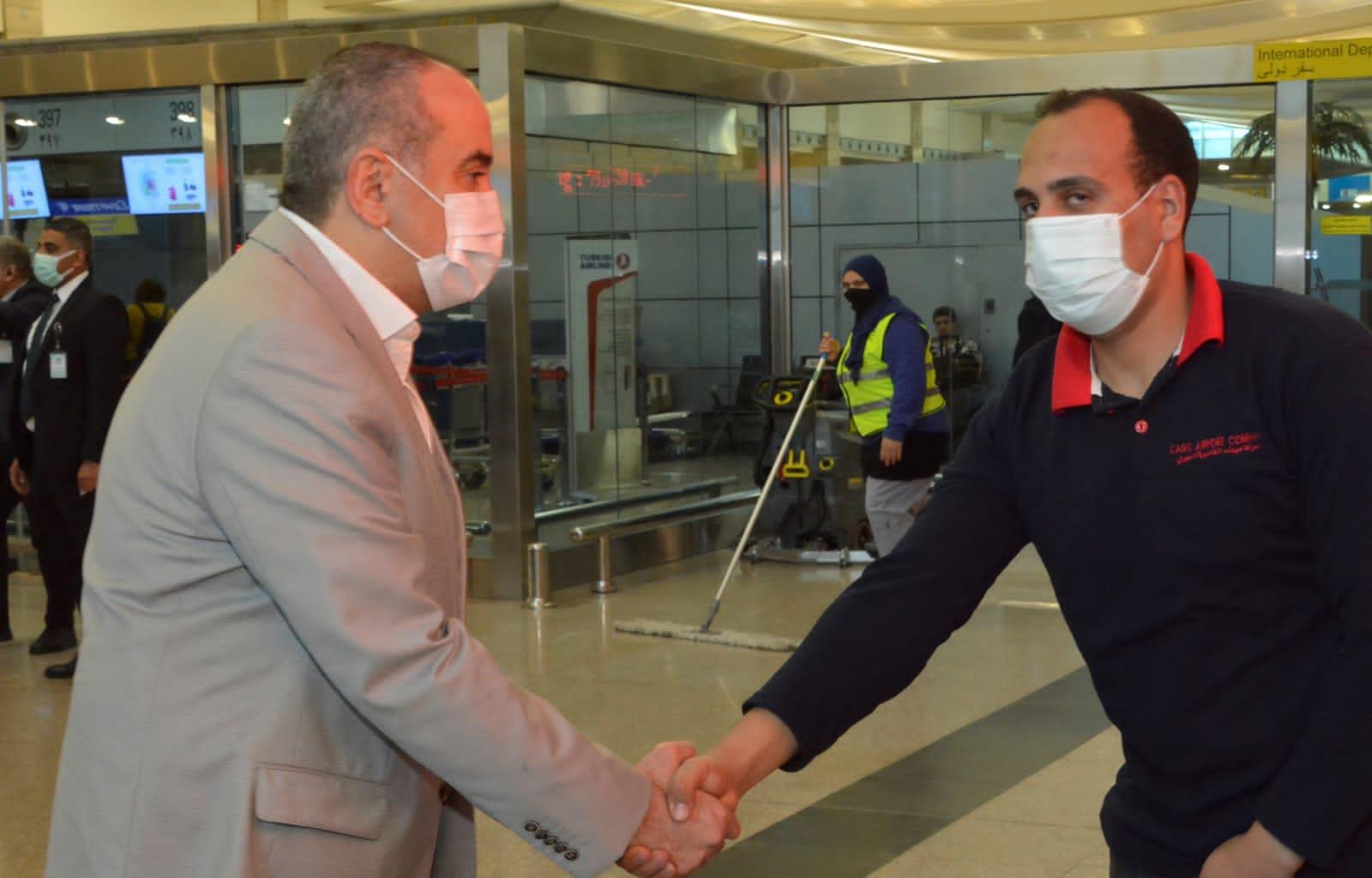  وزير الطيران يتفقد مطار القاهرة لمتابعة انتظام التشغيل وتهنئة العاملين والمسافرين