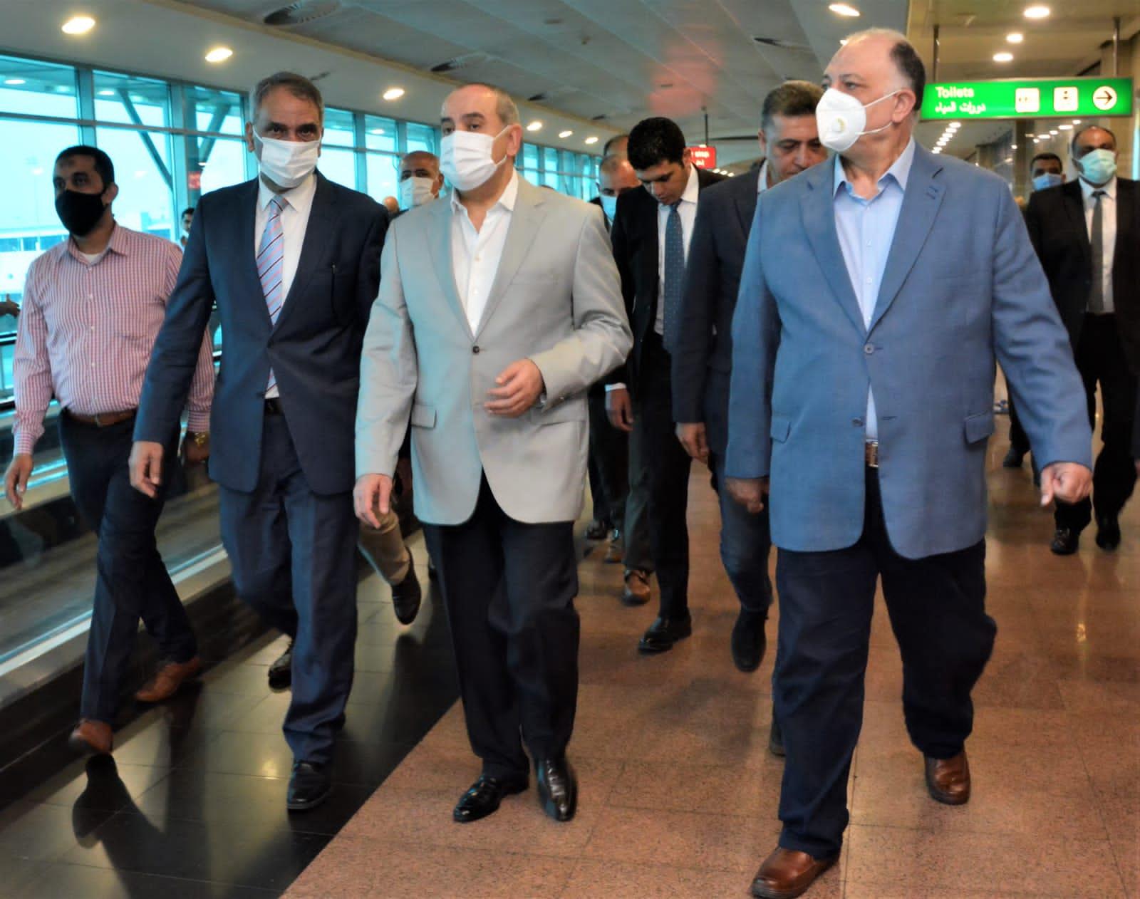  وزير الطيران يتفقد مطار القاهرة لمتابعة انتظام التشغيل وتهنئة العاملين والمسافرين