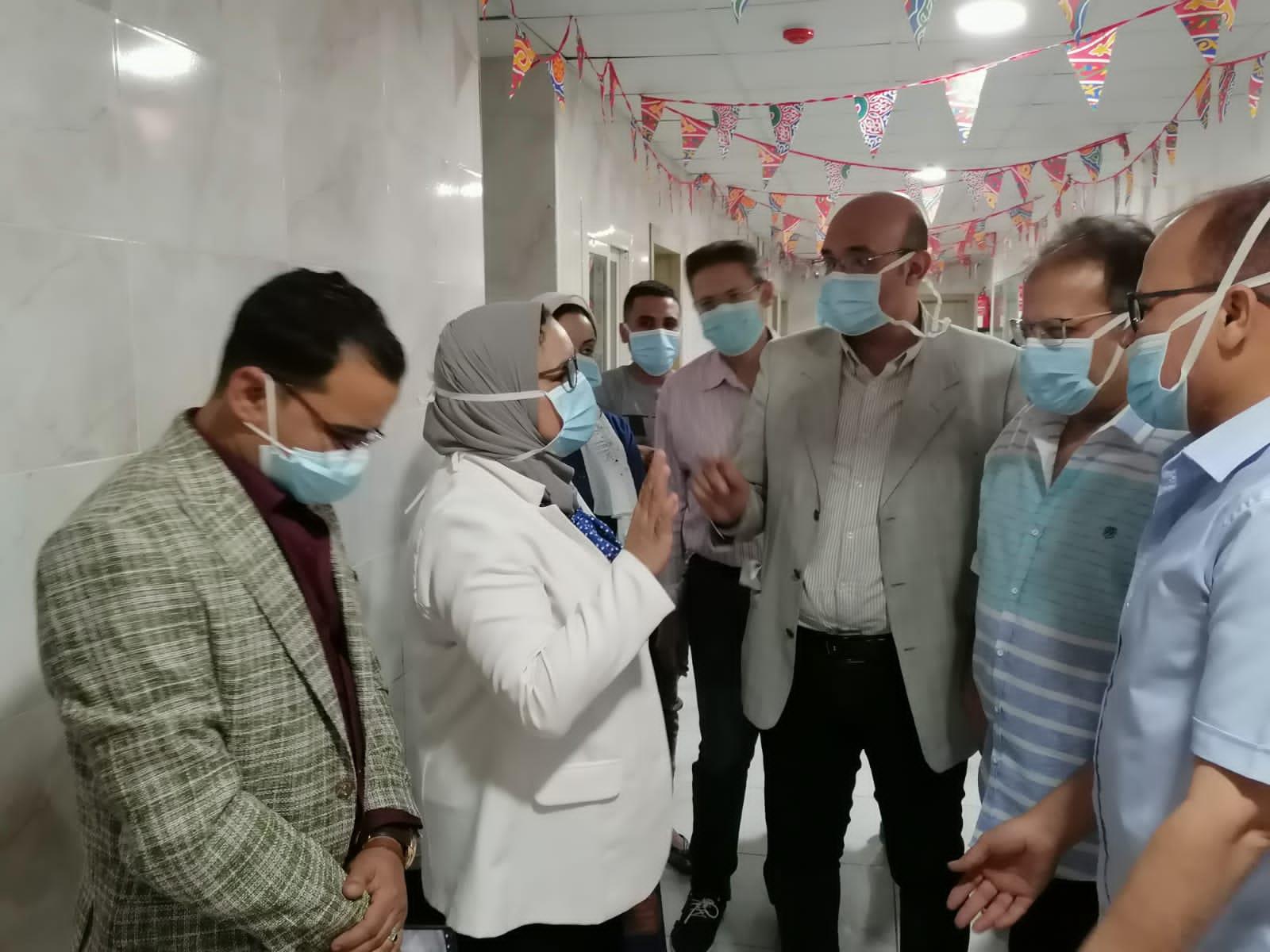 وكيلة الصحة بسوهاج تتفقد العمل داخل  المستشفيات فى اول ايام العيد