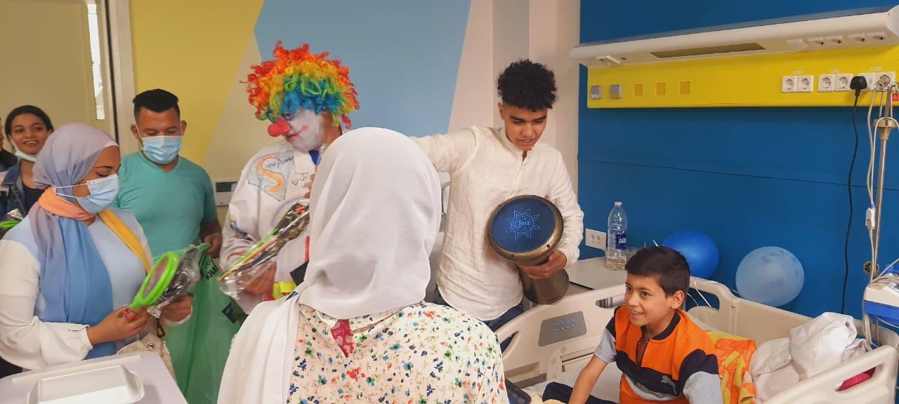 جولة مع «دكتور السعادة» في العيد لزيارة أطفال أبور الريش ومعهد ناصر للأورام | فيديو 