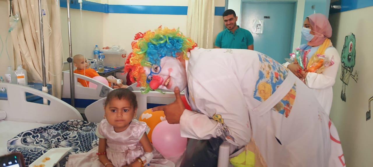جولة مع «دكتور السعادة» في العيد لزيارة أطفال أبور الريش ومعهد ناصر للأورام | فيديو 