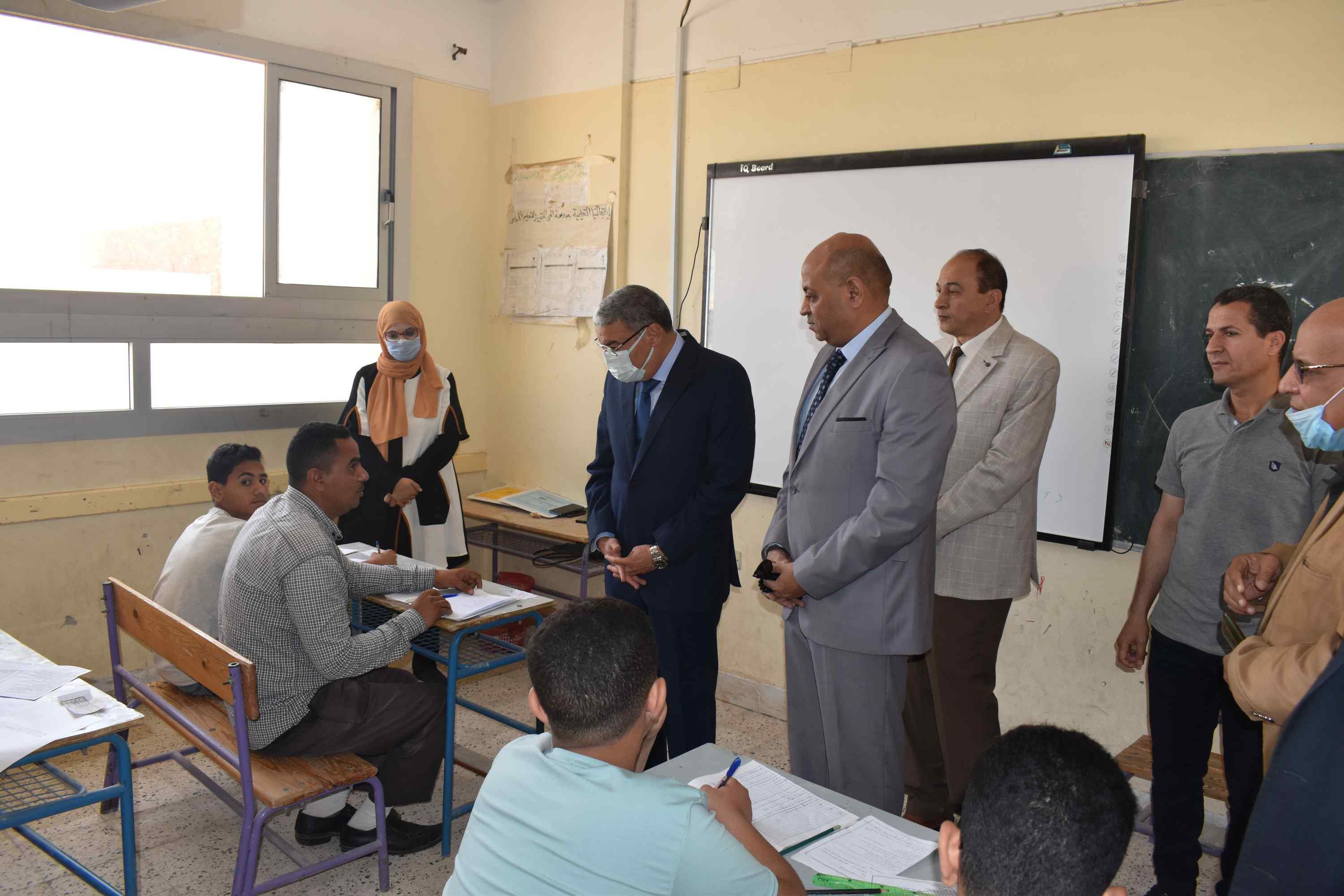 محافظ المنيا يتابع بدء إمتحانات " الفصل الدراسي الثاني" بعدد من اللجان