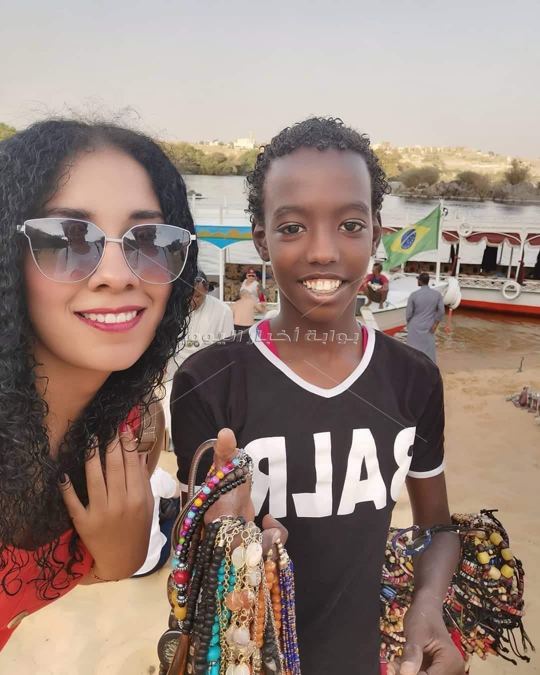 سياح يلتقطون صور مع الاطفال المصريين في المناطق الاثرية