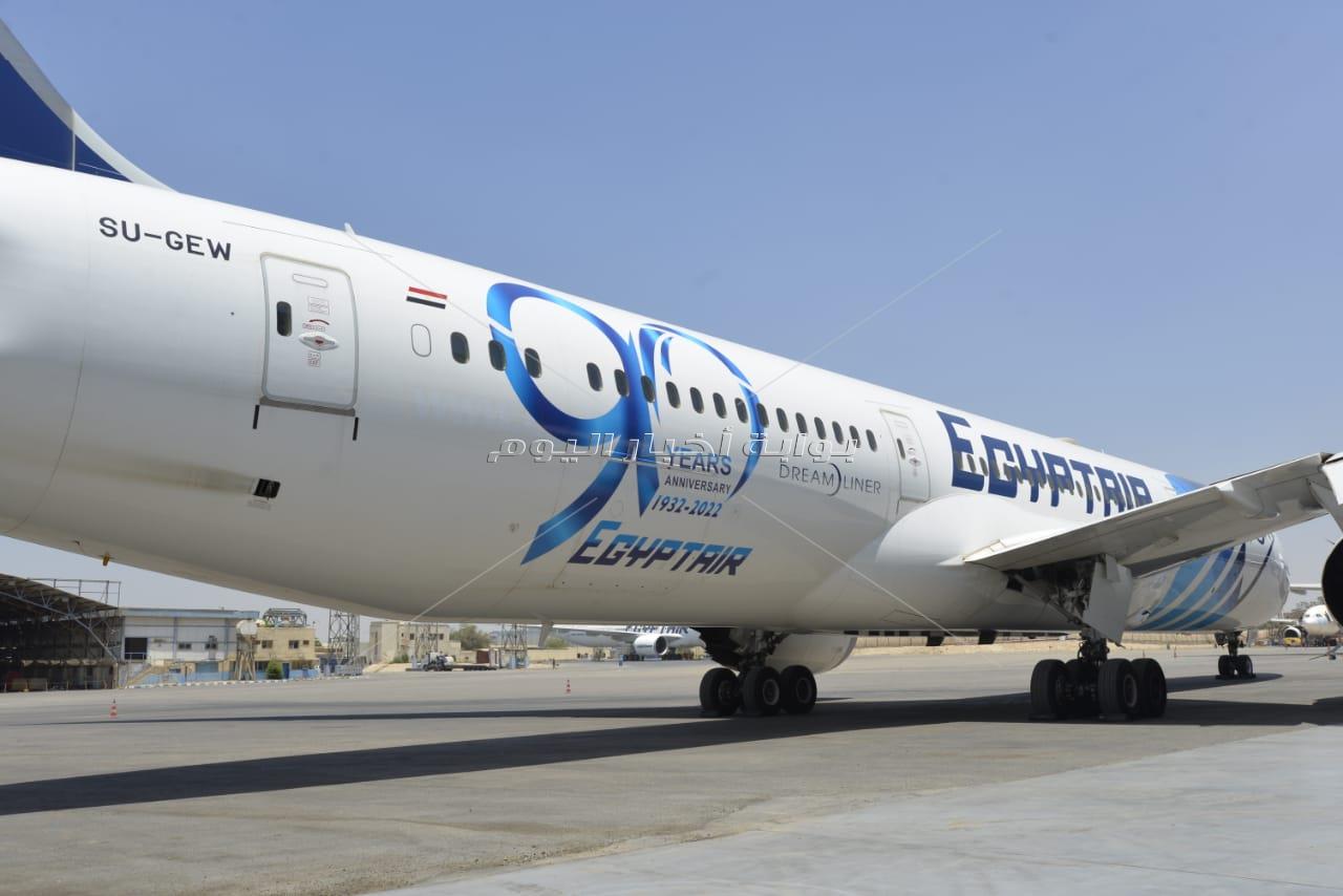 مصر للطيران تضع شعار 90 عاما على احدث طائراتها البوينج  