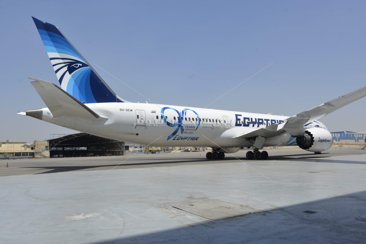 مصر للطيران تضع شعار 90 عاما على احدث طائراتها البوينج  