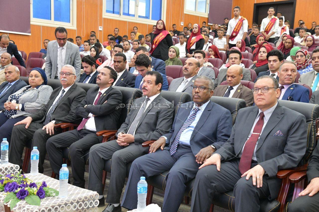 رئيس جامعة الوادي الجديد يكرّم «رشاد» تكريمًا لمسيرته وجهوده المخلصة الداعمة للوطن والمواطن