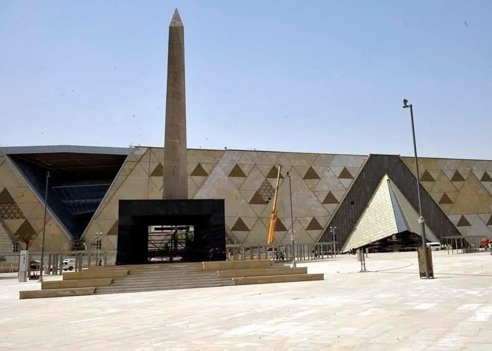 الإنتهاء من إقامة أول مسلة معلقة في العالم بالمتحف المصري الكبير