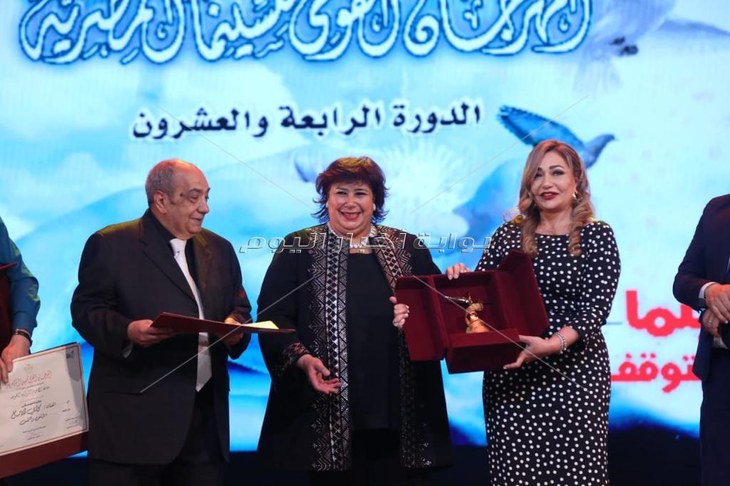 وزيرة الثقافة تُسلم جوائز الدورة 24 للمهرجان القومي للسينما 
