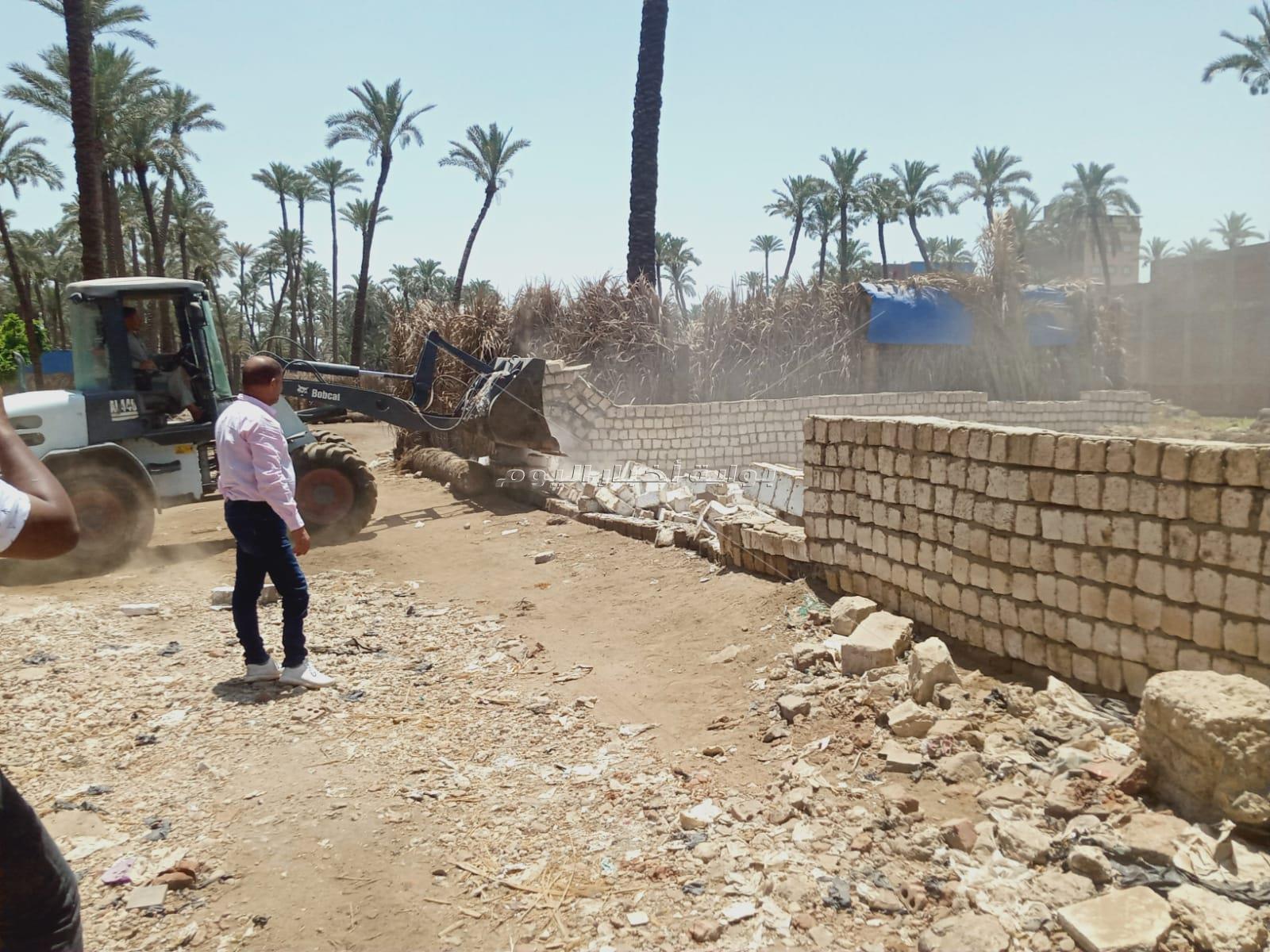 متابعات ميدانية لإيقاف أعمال البناء المخالف بأبو النمرس|صور