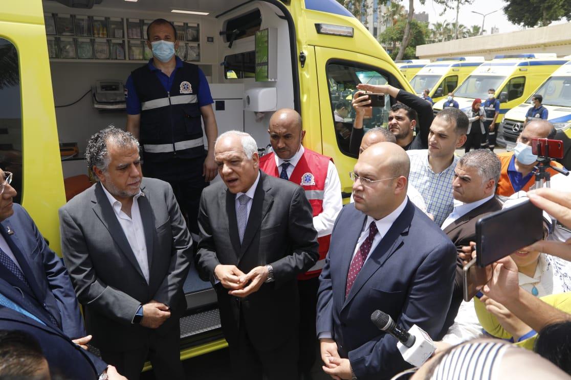 محافظ الجيزة يشهد تسليم 23 سيارة إسعاف جديدة ضمن مبادرة حياة كريمة