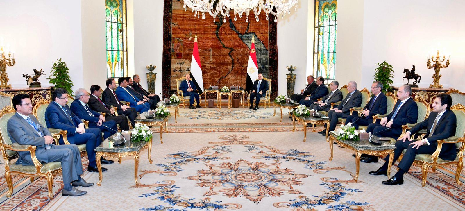 تفاصيل لقاء السيسي برئيس مجلس القيادة الرئاسي بالجمهورية اليمنية