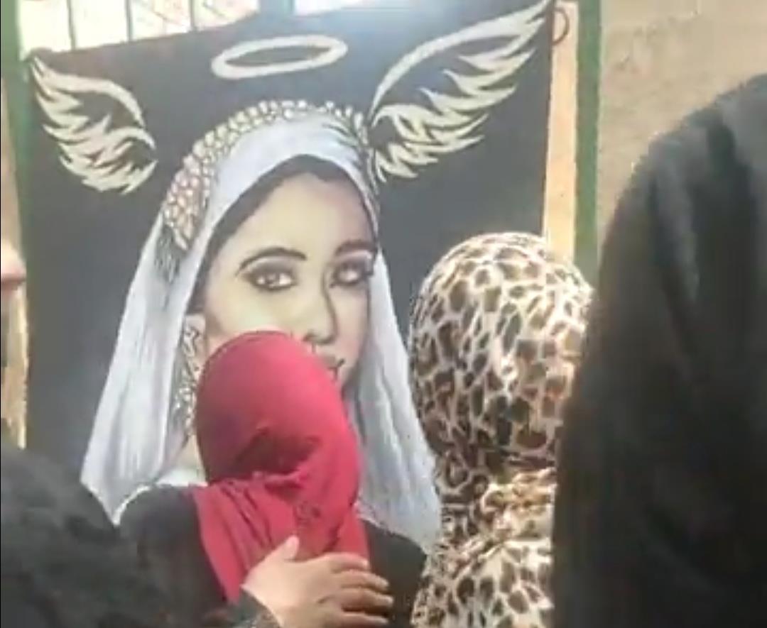 اسرة الطالبة نيرة ضحية الغدر بالمنصورة تزورها بقبرها بمدينة المحلة الكبرى 
