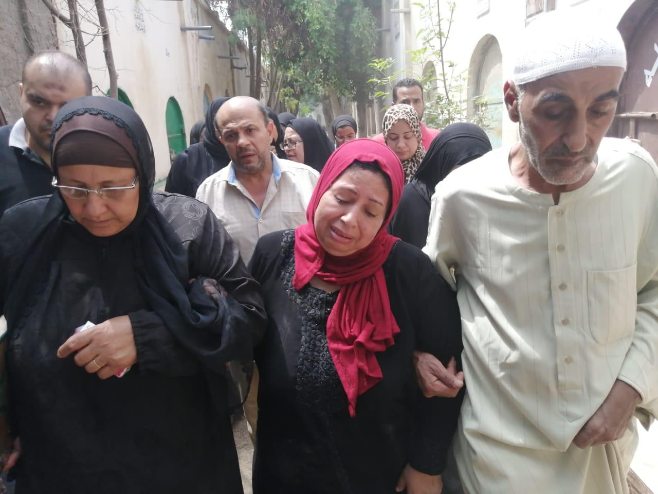 اسرة الطالبة نيرة ضحية الغدر بالمنصورة تزورها بقبرها بمدينة المحلة الكبرى 