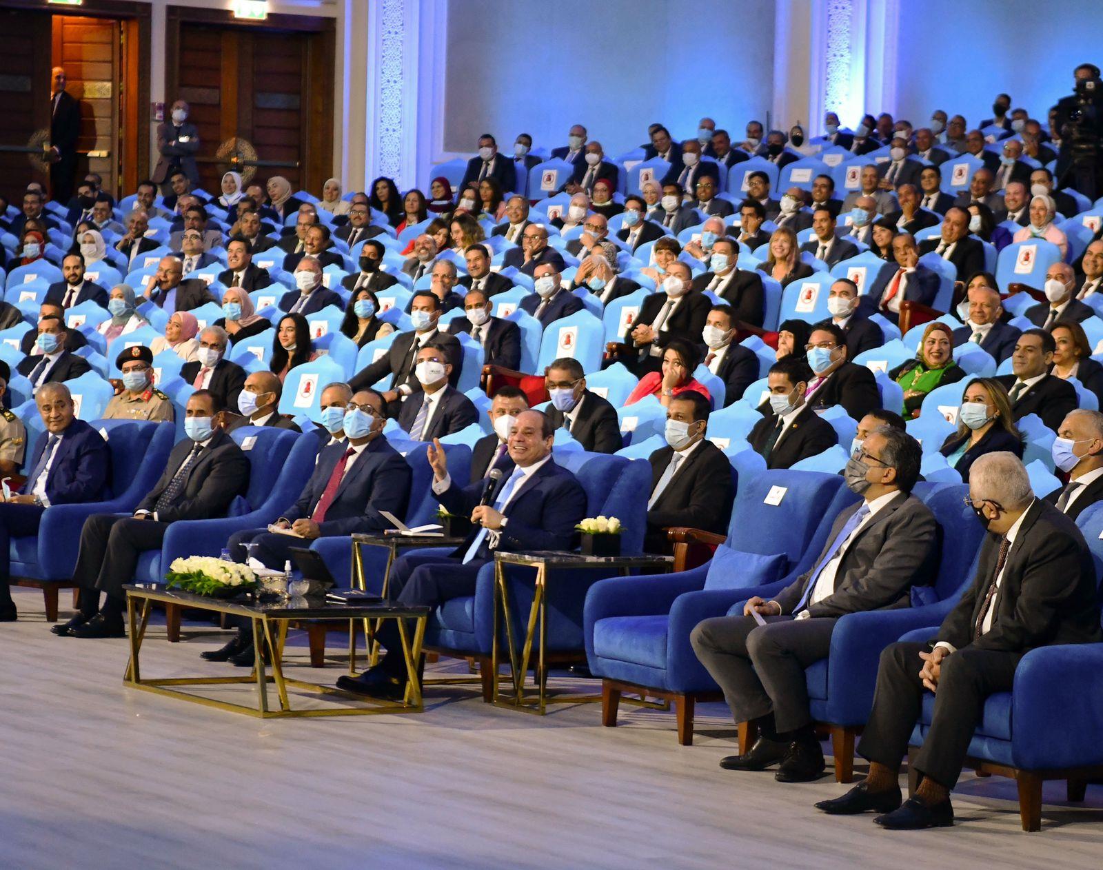 المتحدث الرسمي ينشر صوراً لافتتاح الرئيس عدد من المشروعات وإطلاق منصة مصر الرقمية