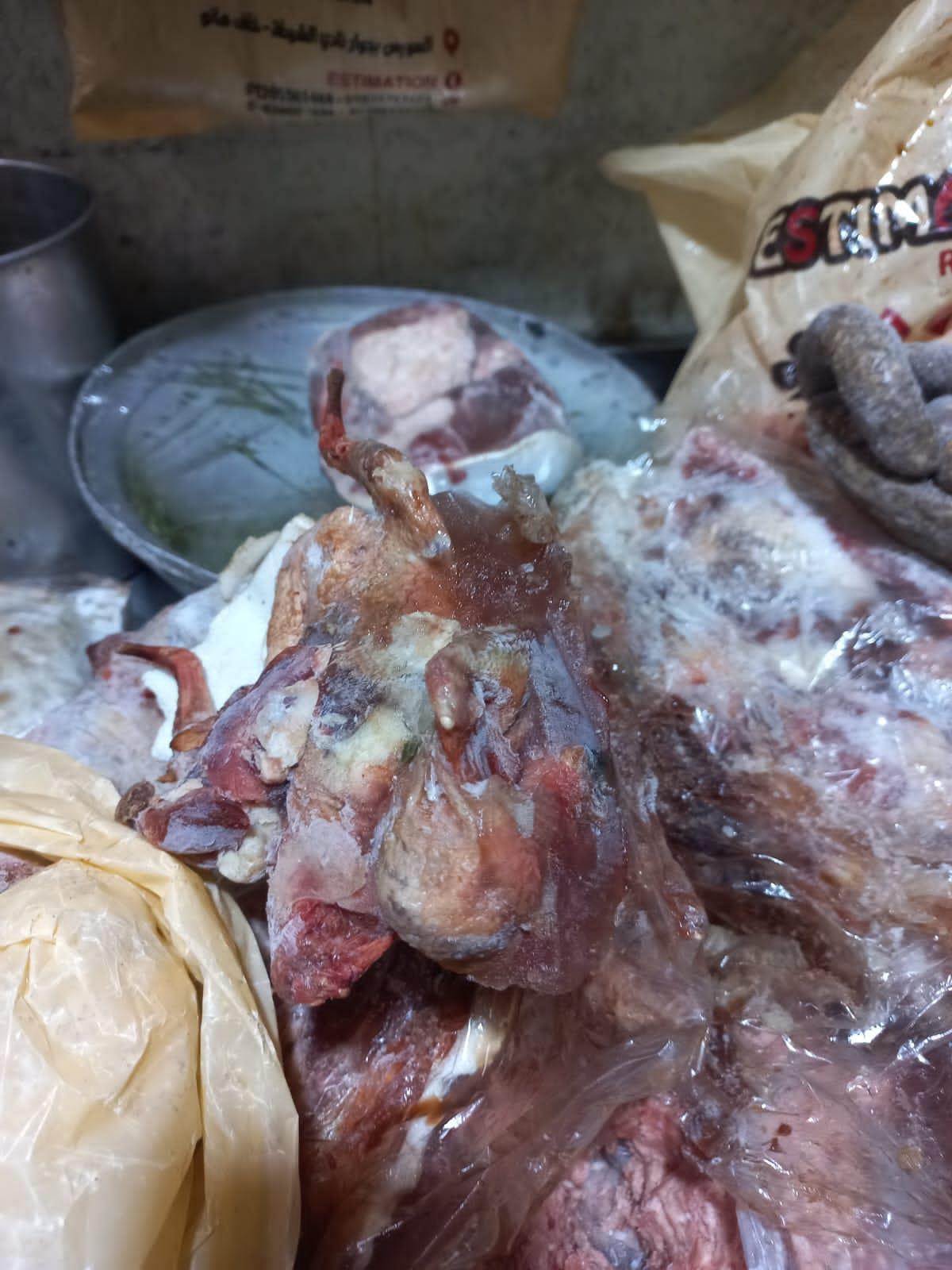 ضبط 220 كيلو دواجن ولحوم غير صالحة للاستهلاك في حملة على المطاعم بالسويس 