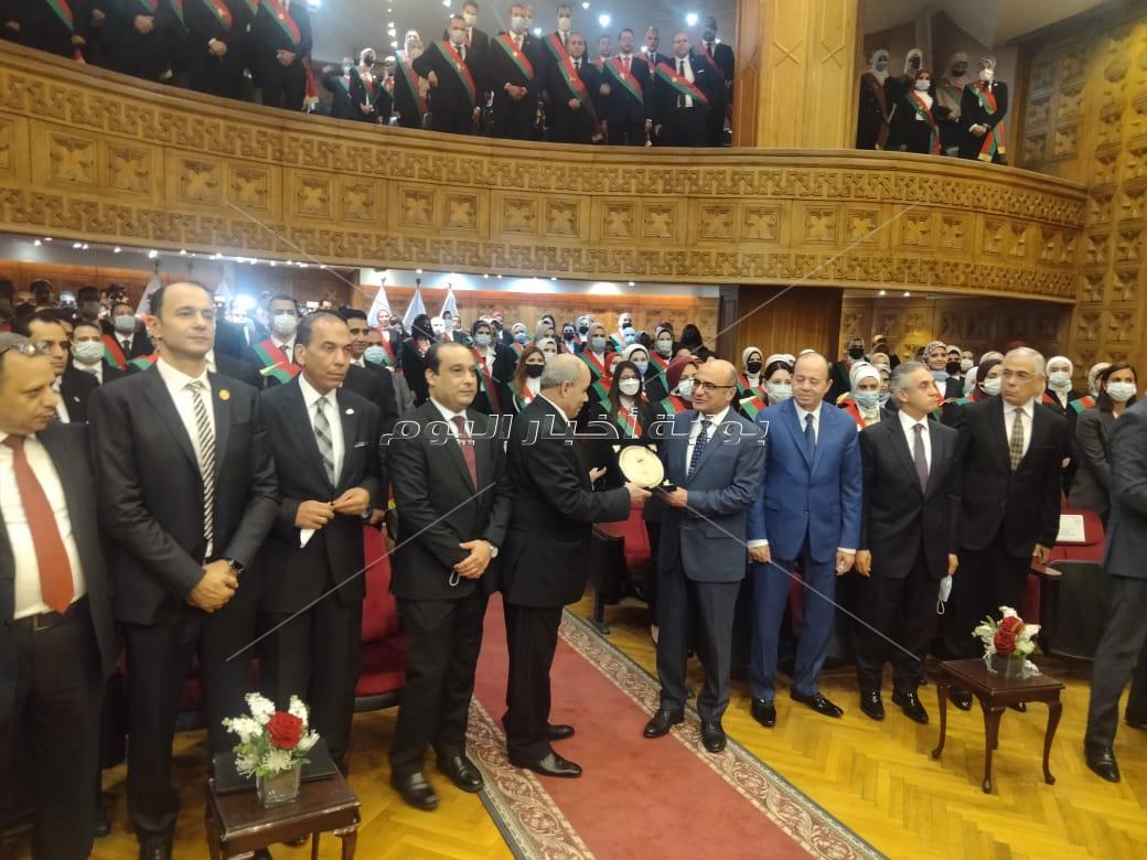 وزير العدل يتسلم درع النيابة الإدارية قبل بدء مراسم حلف اليمين القانونية