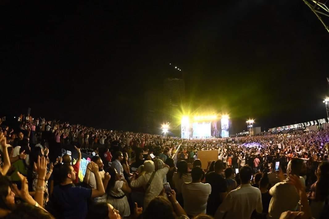 عمرو دياب يتألق بأضخم حفلات العلمين الجديدة ويشارك صناع النجاح الغناء
