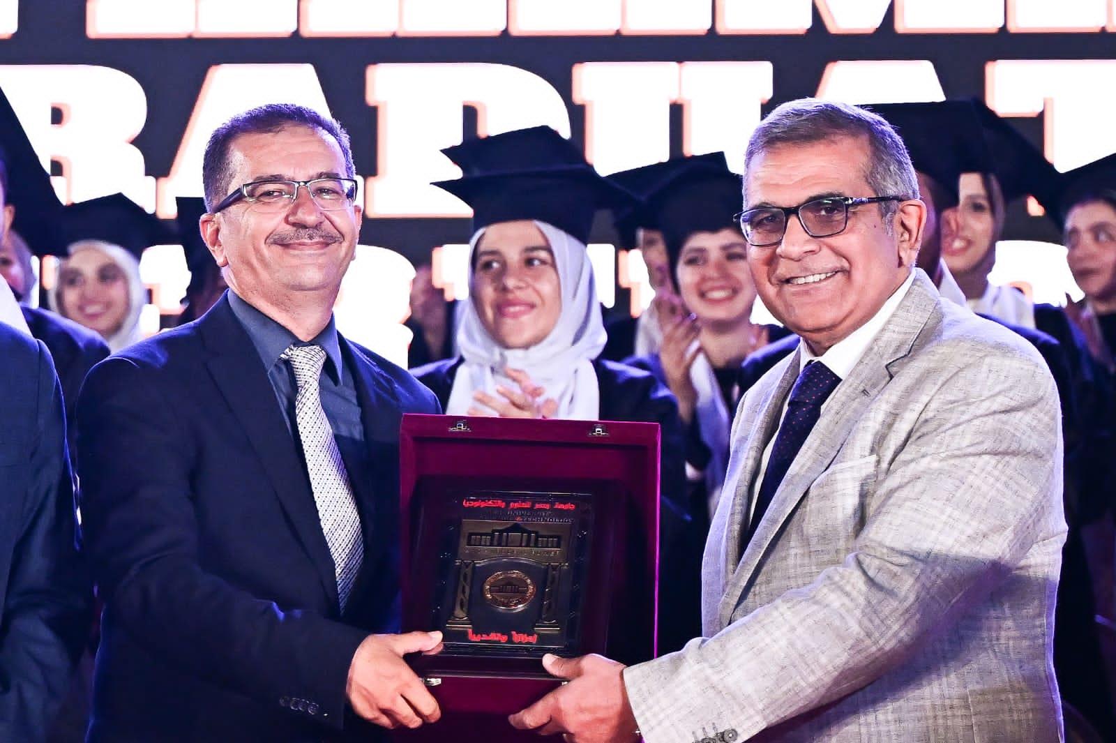 جامعة مصر للعلوم والتكنولوجيا تحتفل بتخرج دفعة جديدة من كلية "الصيدلة" فى حفل مبهر 
