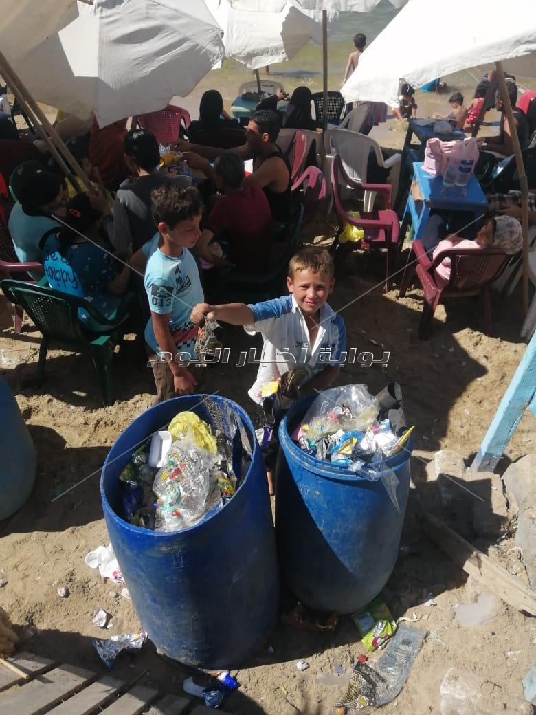 "البسكويت" مقابل "القمامة" على شط إسكندرية