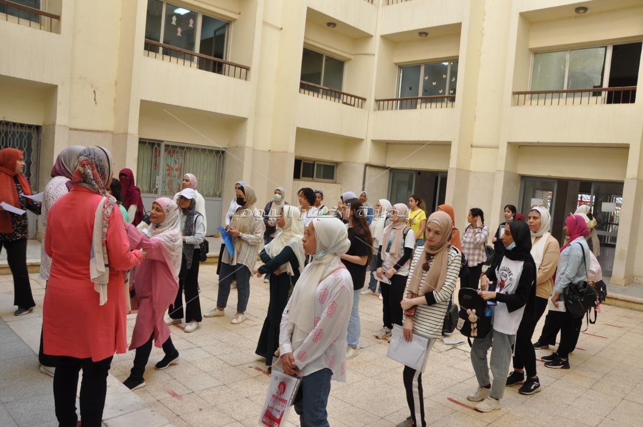 جامعة حلوان تستقبل الطلاب الجدد لإجراء الكشف الطبي